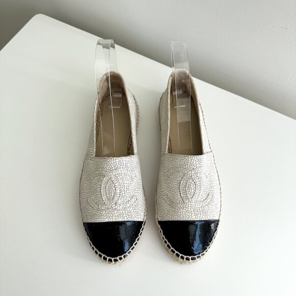 CHANEL Off-White Black Leather CC Logo Cap Toe Espadrille Flats Size 38 US 7.5 - Picture 1 of 13